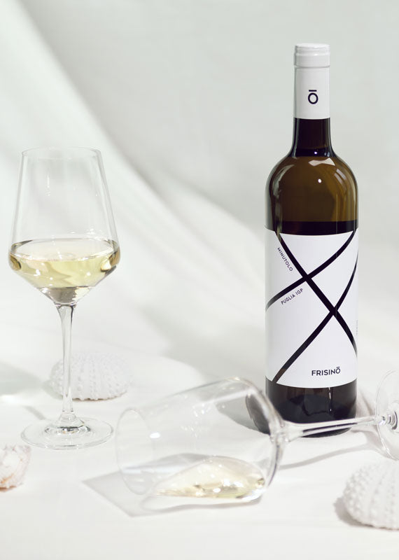Vino bianco con la tipica mineralità della Valle D'itria. Il vino Minutolo è un vino paglierino dai sentori agrumati